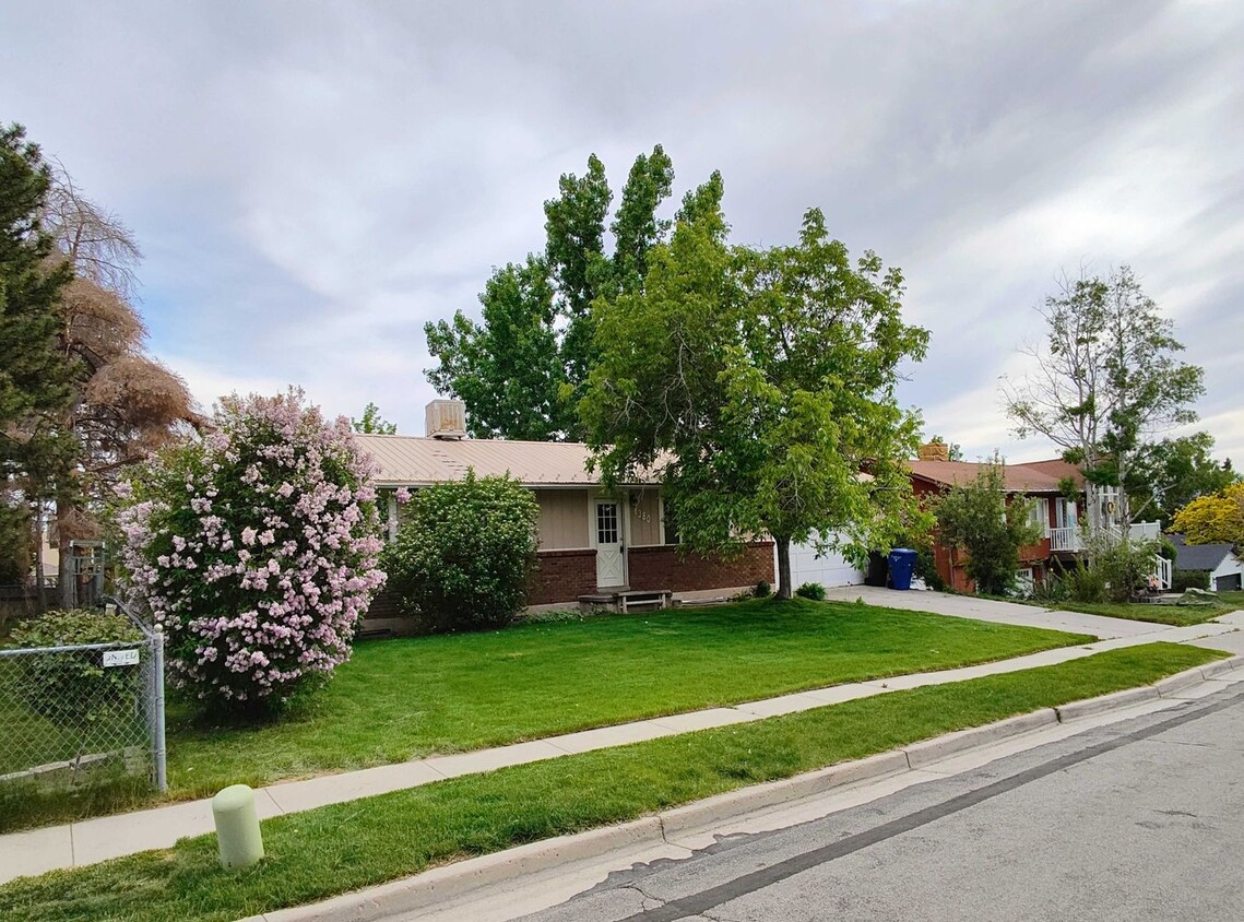 Primary Photo - Great 5 Bed 3 Bath Rambler Home in Sandy