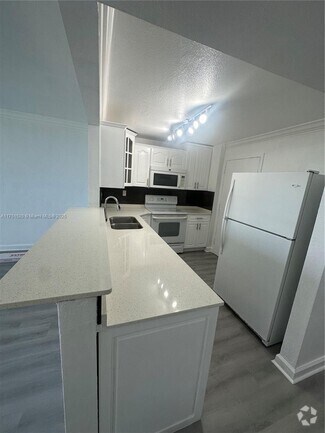 Building Photo - 9001 SW 77th Ave
