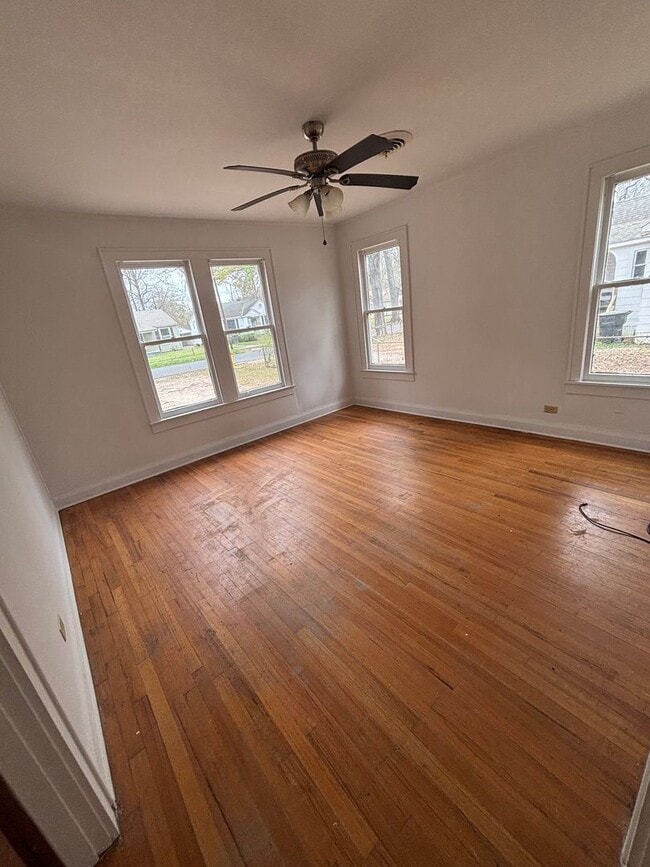 Building Photo - Beautiful 2 Bedroom Home - Just Updated and Central Air and Heat!