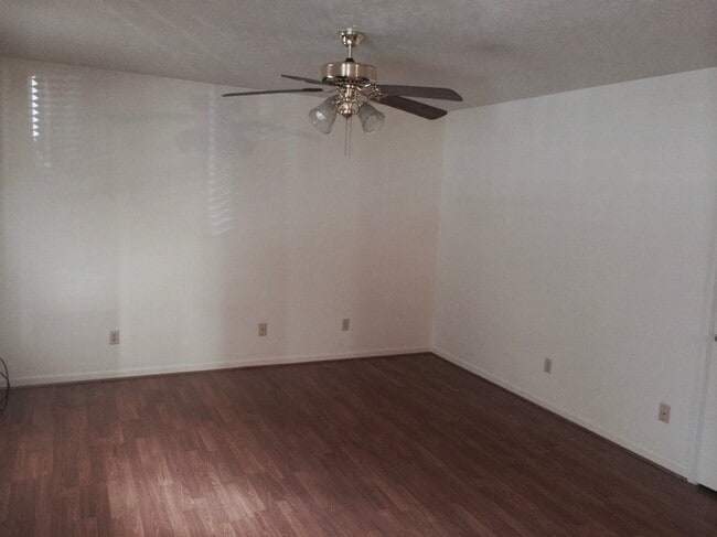 Building Photo - 131 Lancelot Ct