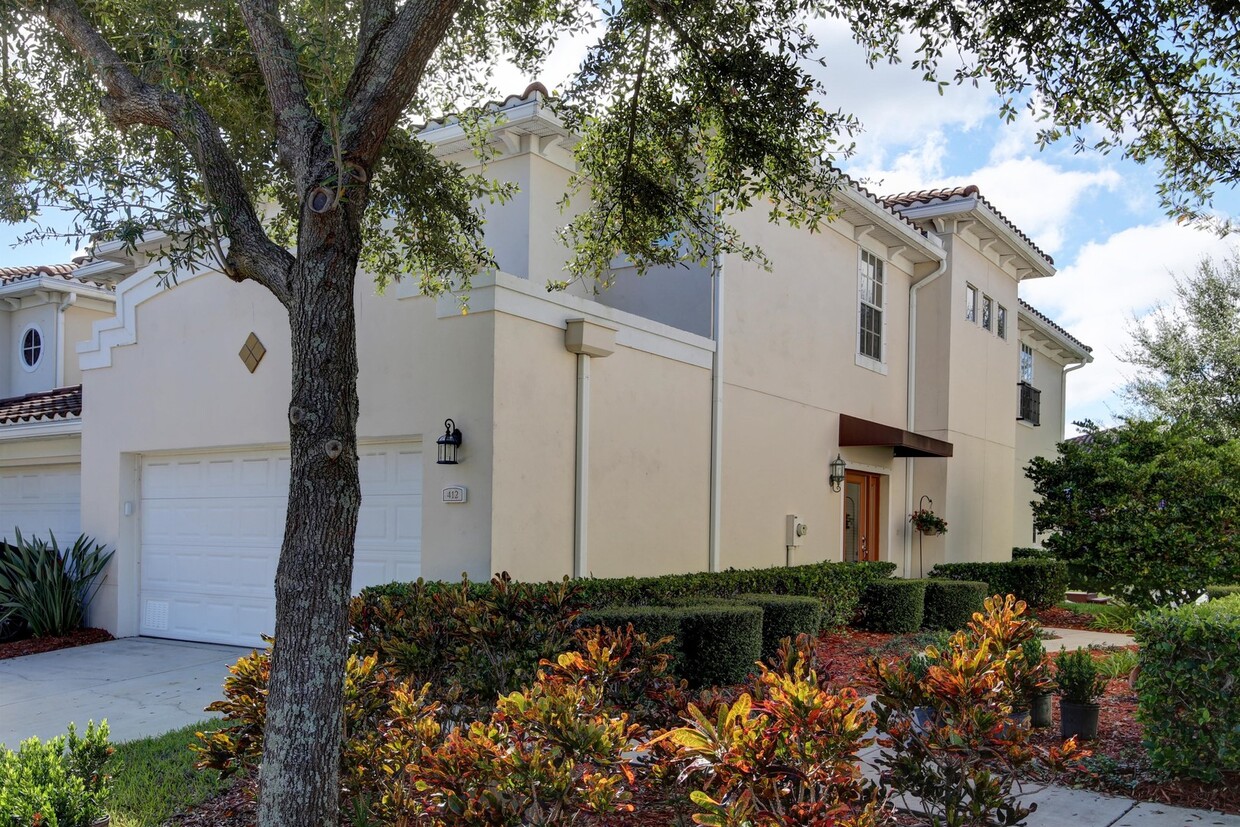 Foto principal - 3 Bed 2.5 Bath Townhome in Gorgeous Gated ...