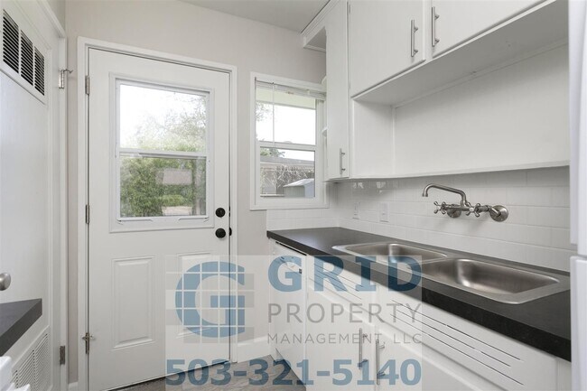 Foto del edificio - Remodeled 3 Bedroom Available in Northeast Portland!