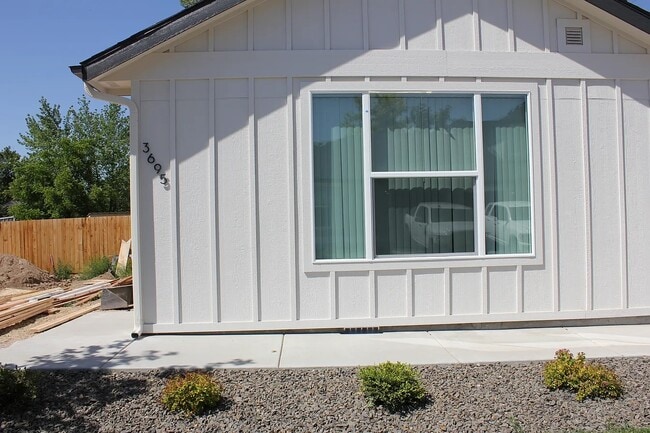 Building Photo - 3695 N Maple Grove Rd