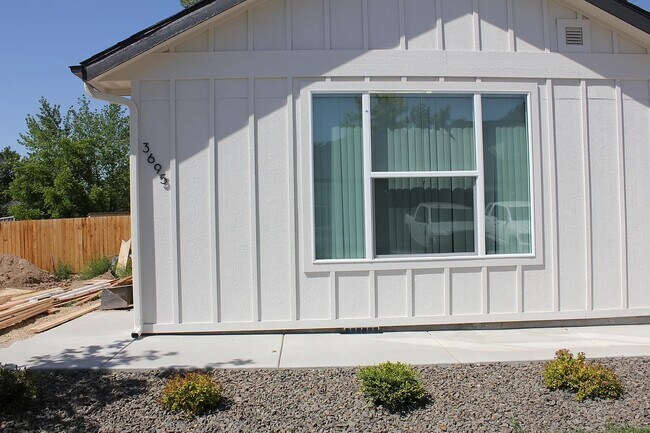 Foto del edificio - 3695 N Maple Grove Rd