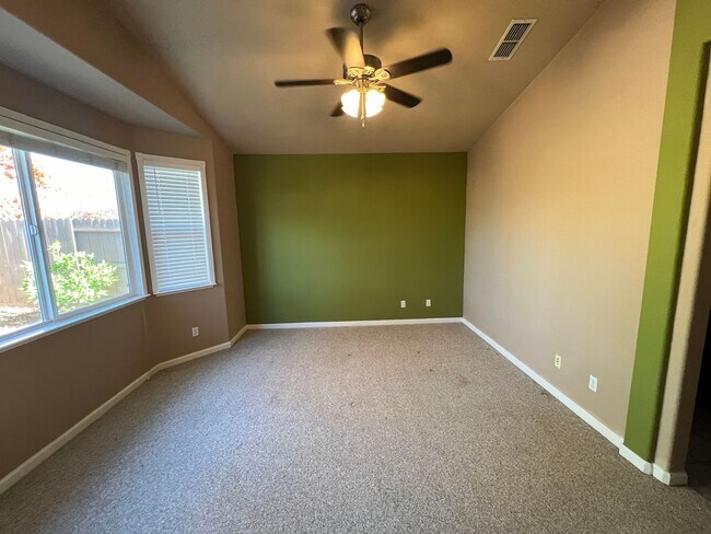 Foto del edificio - Lovely 3 Bedroom Empire Ranch Home with sm...