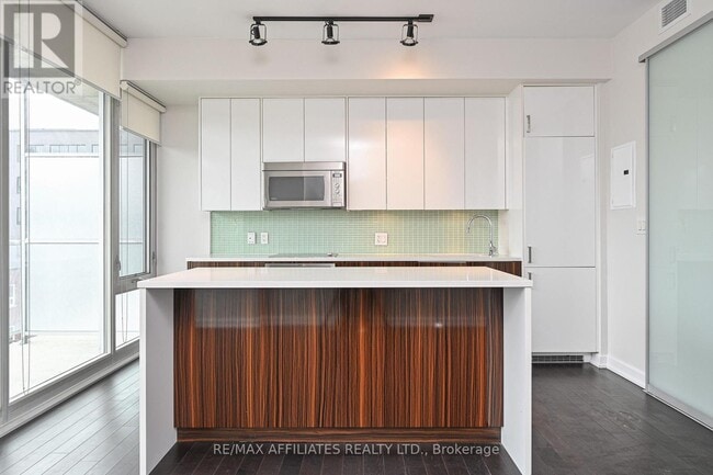 Building Photo - 300-300 Lisgar St