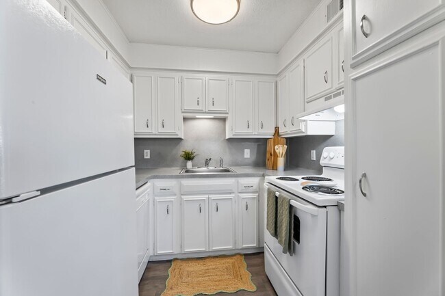 Foto del edificio - Beautiful 2 Bedroom Available NOW!