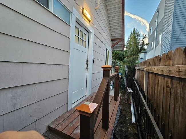 Building Photo - 533 N St Andrews Pl