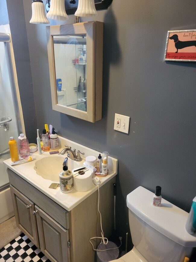 Building Photo - 27 Penn St