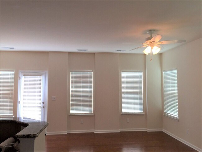 Building Photo - 2416 Silverthorn Dr