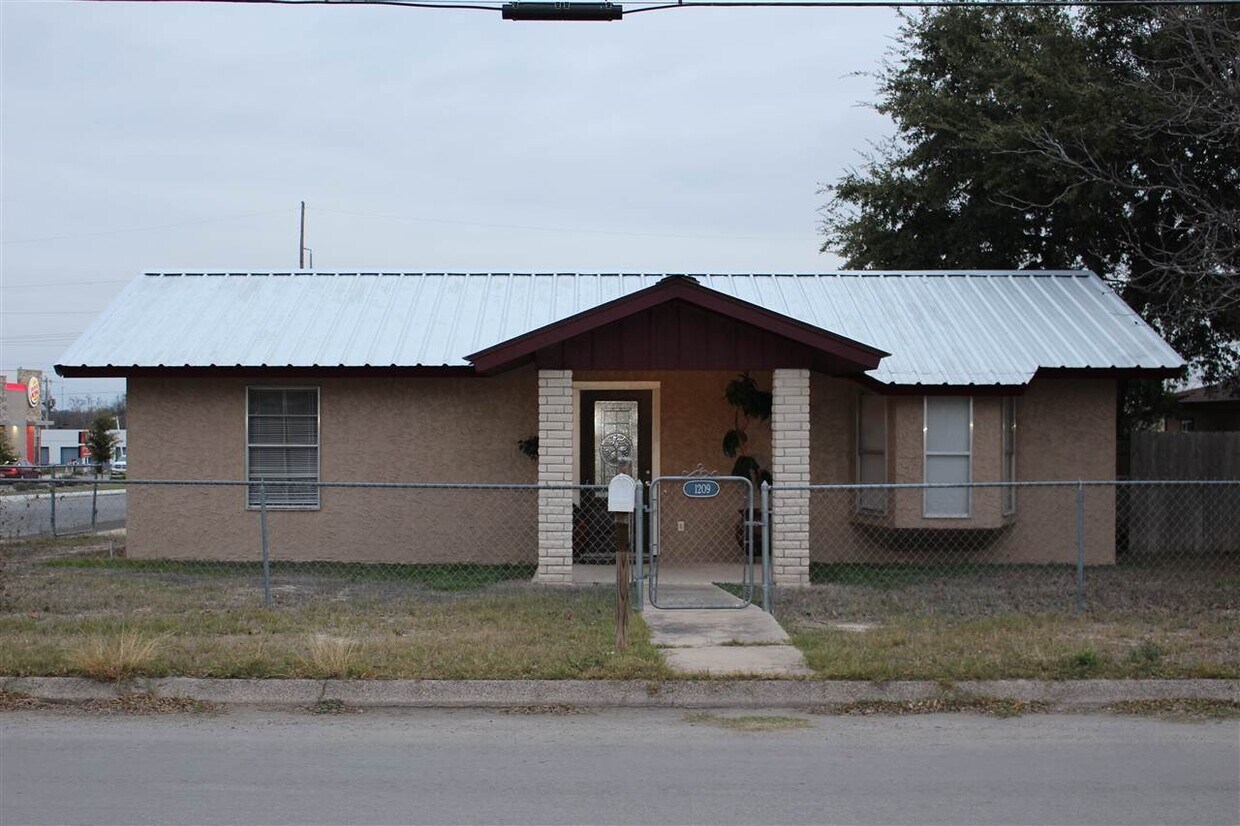 1209 E 1st St Del Rio Tx 78840 House For Rent In Del Rio Tx Apartments Com