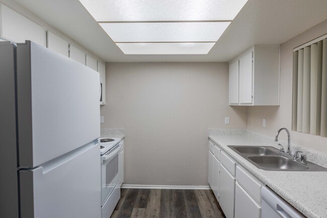 Photo - Cranford Court Apts