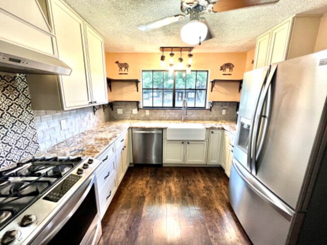 Foto del edificio - 5229 Meadow Pl Dr