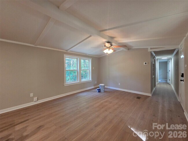 Foto del edificio - 1361 Regal Oaks Ln