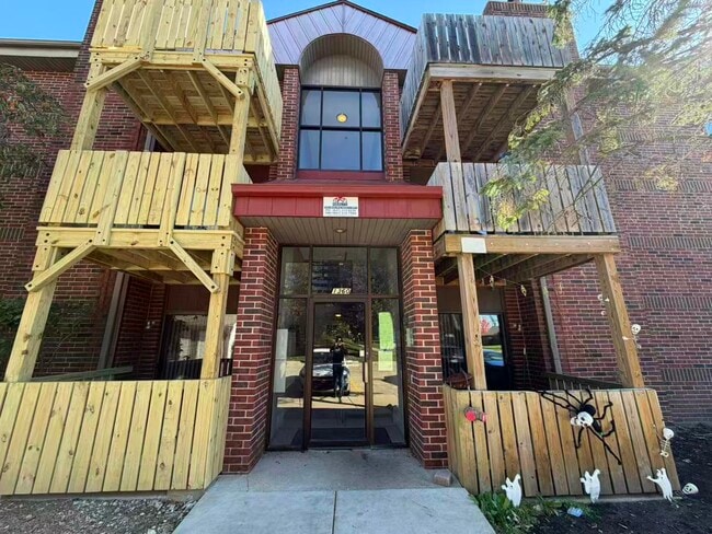 Building Photo - 1360 Brook St