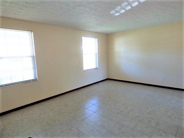 Building Photo - Laurel Green 4 BR Home