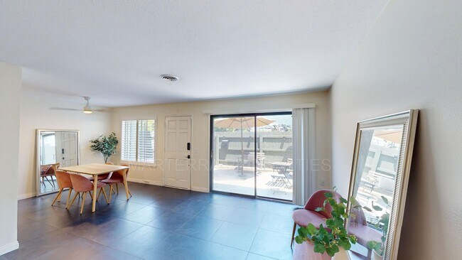 Foto del edificio - Beautifule Townhome, with AC, in Costa Mesa