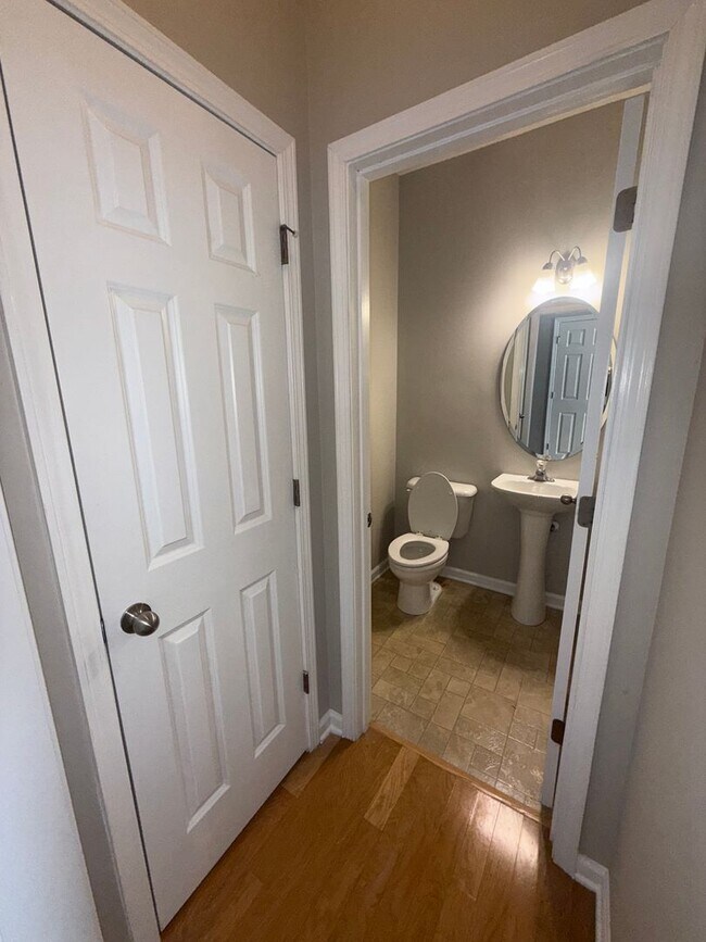 Foto del edificio - Three Bedroom Townhouse in Regent Park!