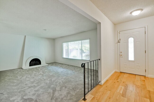 Foto del edificio - Nicely Refreshed Single Story 4 BR/2BA Gre...