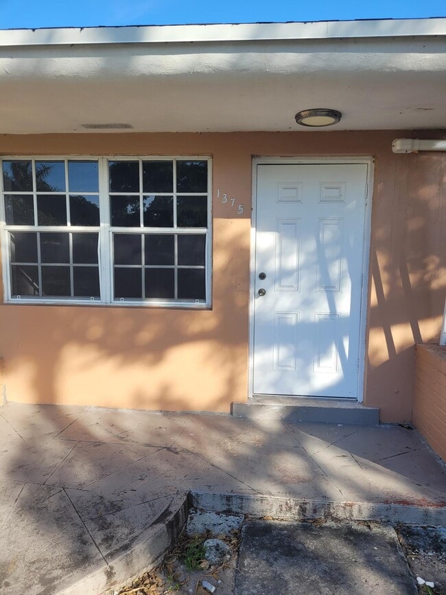 Foto del edificio - 1375 NE 147th St