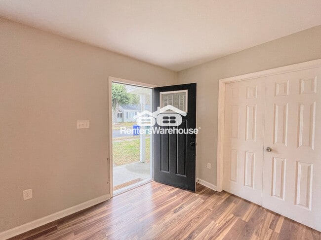 Building Photo - 3417 Peronne Ave