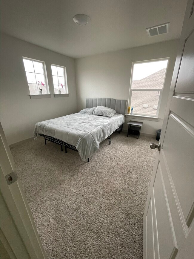 Foto del edificio - 13705 Mc Arthur Dr