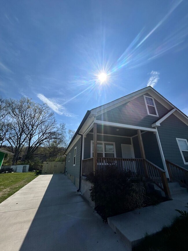 Foto del edificio - Charming 3 bed, 2 bath home! Fully fenced ...
