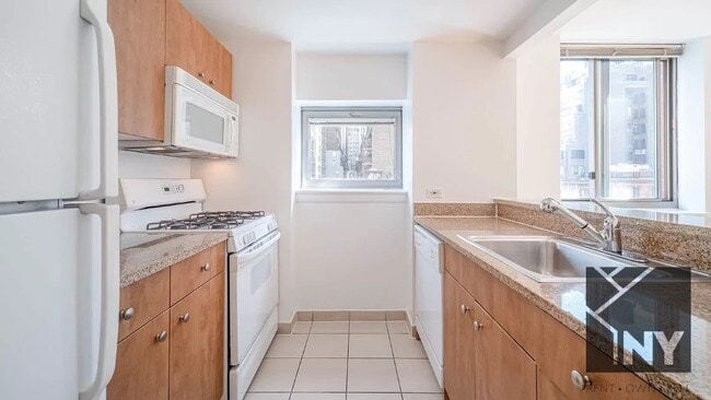 Building Photo - 475 9th Ave