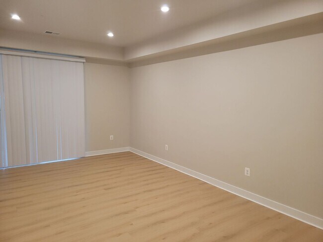 Building Photo - Beautiful 3 BR/3.5 BA Townhome in Glen Bur...