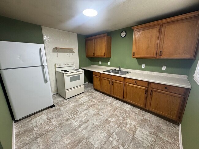 Foto del edificio - Cozy 2-Bed Home with Spacious Yard in Exce...