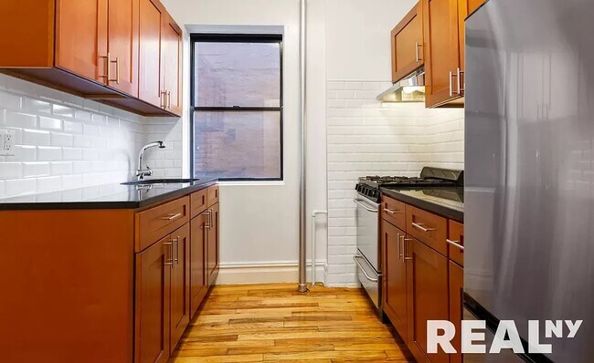 Building Photo - 331 West 16th Street