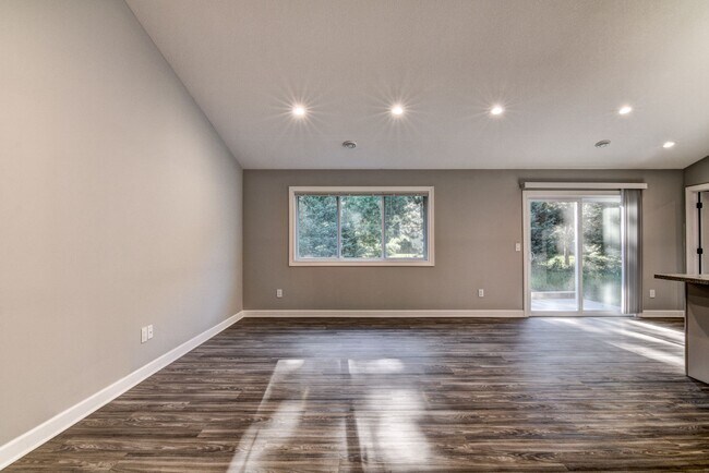 Building Photo - Like New 3 Bedroom Town Home