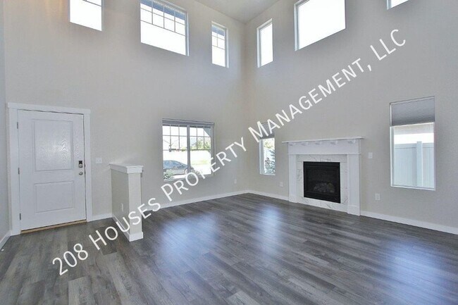 Building Photo - Immaculate Home w/Spacious Floor-plan