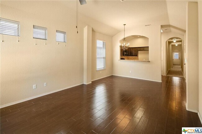 Building Photo - 533 Creekside Cir