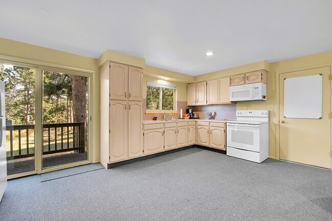 Building Photo - 27927 Circle Dr