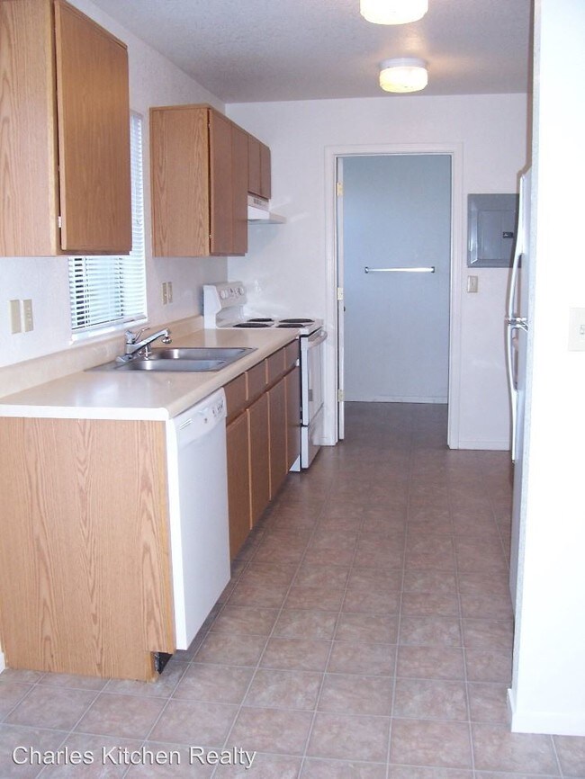 Building Photo - 4652 Oak St