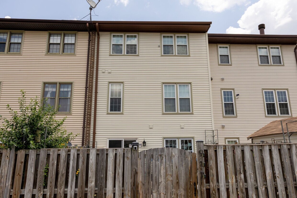 Foto del edificio - Charming 4-Bedroom Townhome in the Heart o...