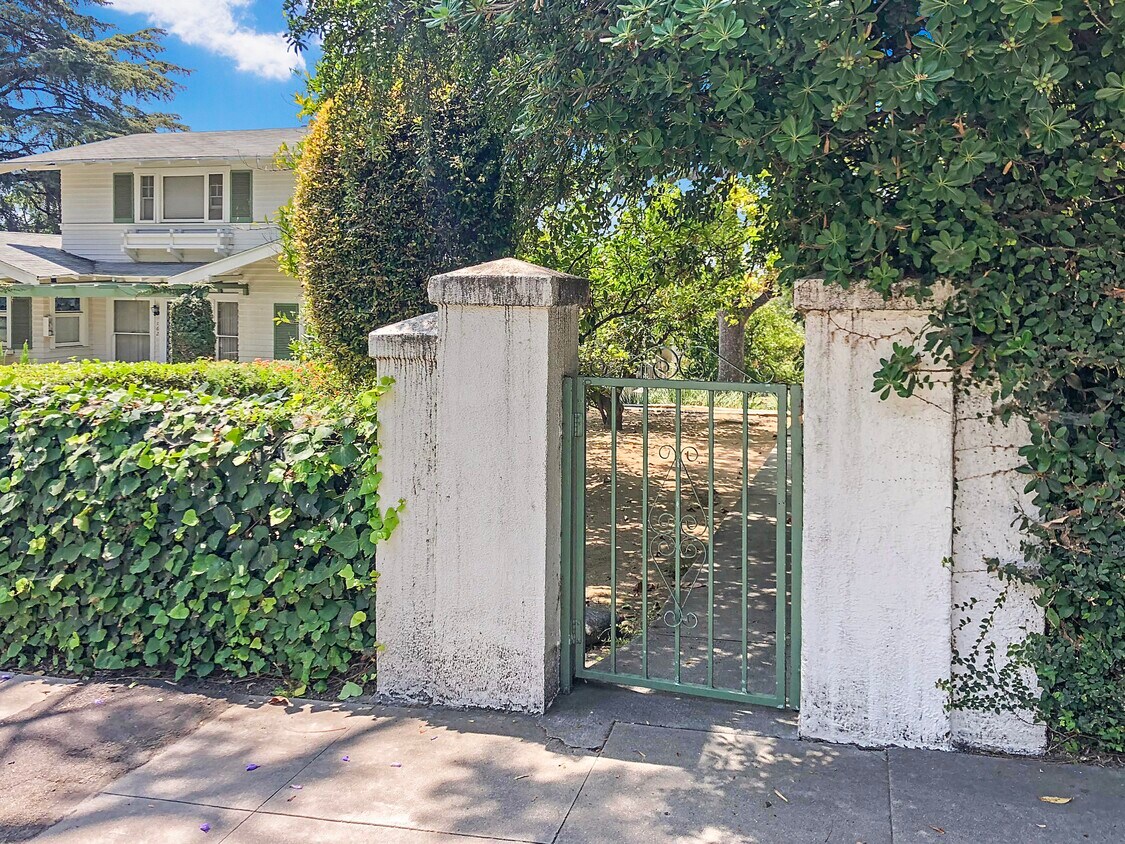 Primary Photo - 162 E Alegria Ave