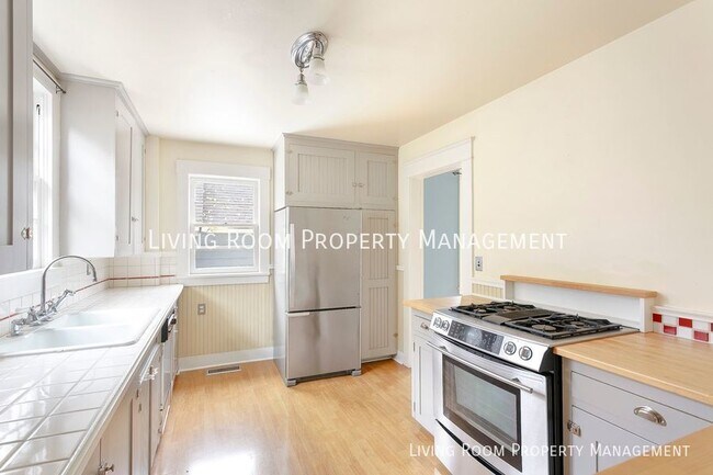 Building Photo - Charming Buckman Single-Family home with D...