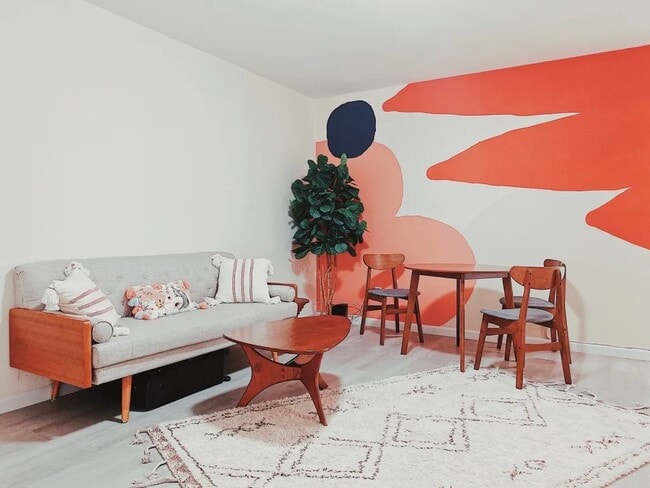 Foto del edificio - Furnished room/NOT APARTMENT