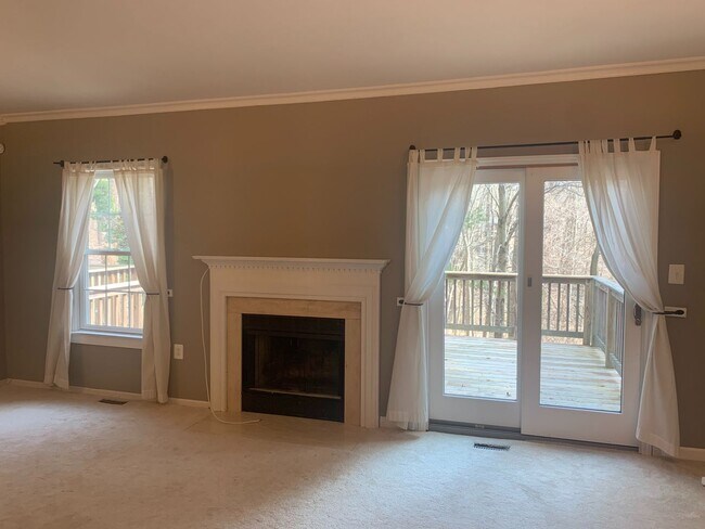 Foto del edificio - Coming Soon - Lovely Three Level Updated Townhouse!