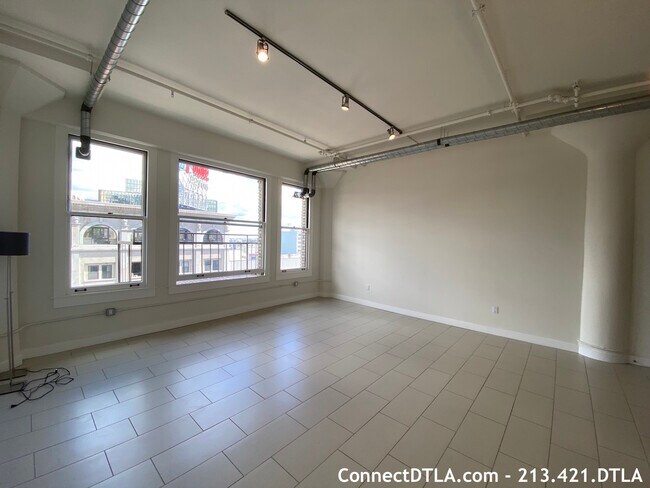 Foto del edificio - 939 S Broadway