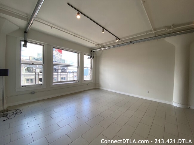 Building Photo - 939 S Broadway