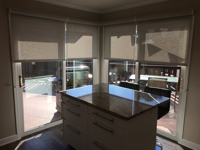 Isla de cocina, puertas, terraza. - 130 Diamond Ln