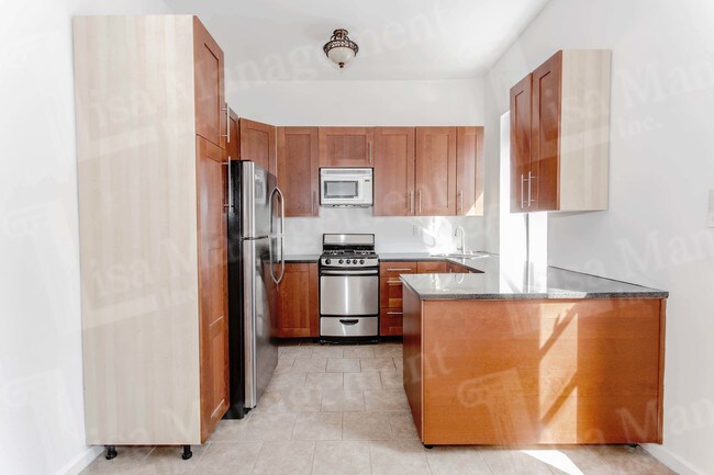 Building Photo - 201 W 81st St