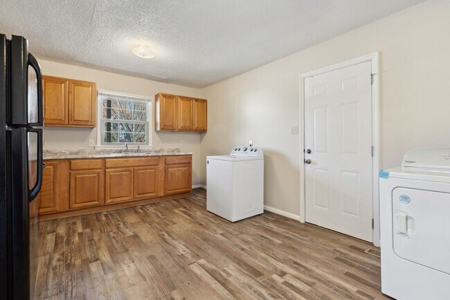 Building Photo - Updated 3 Bedroom, 1.5 Bath With Large Fen...