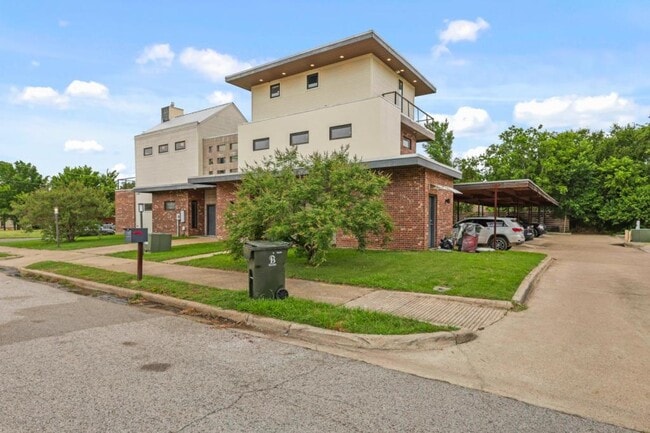 Building Photo - 213 N Houston Ave