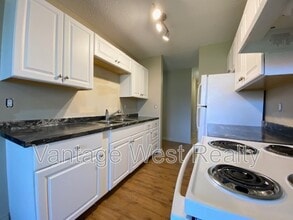 Building Photo - 875 Badke Rd