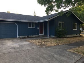 Building Photo - 930-940 E 24th Ave