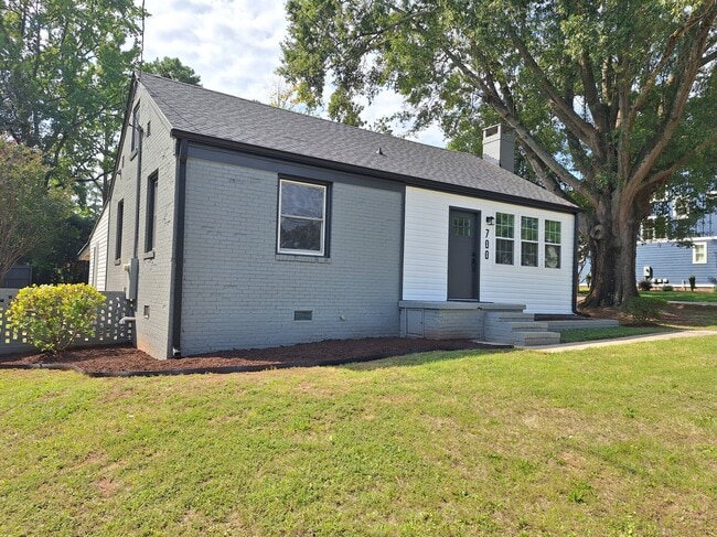 Building Photo - 700 Mial St